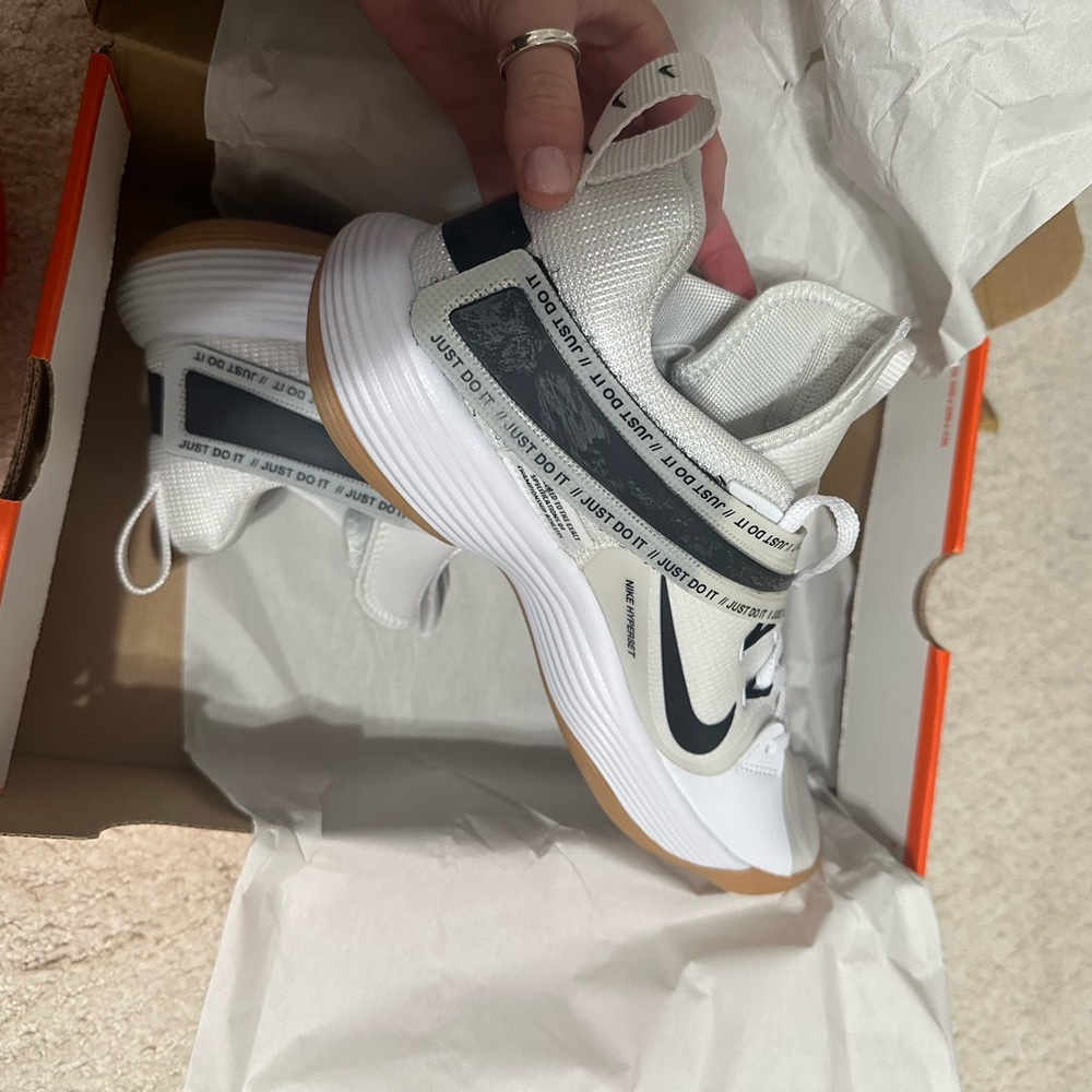 Nike Women’s React Hyperset Volleyball court shoe, Size 10.5, new in box!